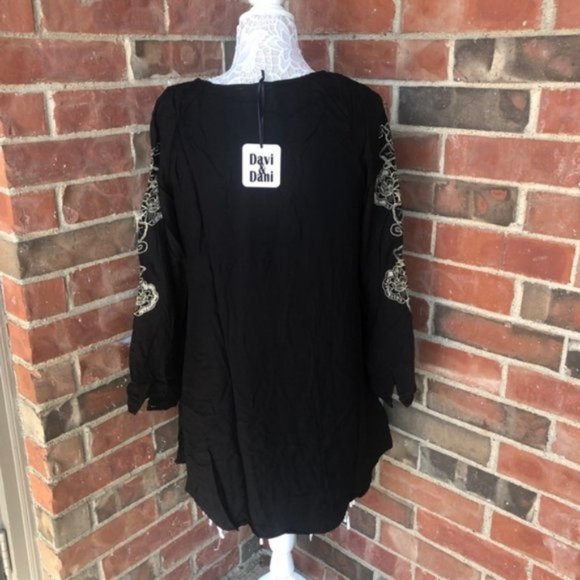 Davi & Dani Baroque Sleeve Accent Shift Dress - Picture 9 of 10